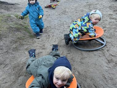 Vuggestuebørn, der leger på legepladsen.